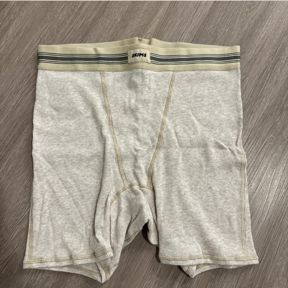 SKIMS Women's High Waist Shorts in Cream and Gray